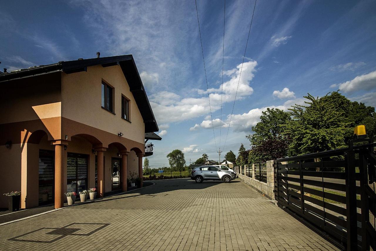 Aris Pokoje Goscinne Wojnicz Buitenkant foto